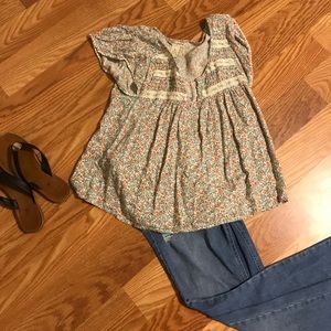 Casual floral blouse with lace detail